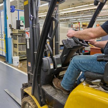 ForkliftOperatingTraining_640x360 - 1 Two employees wearing surgical masks.